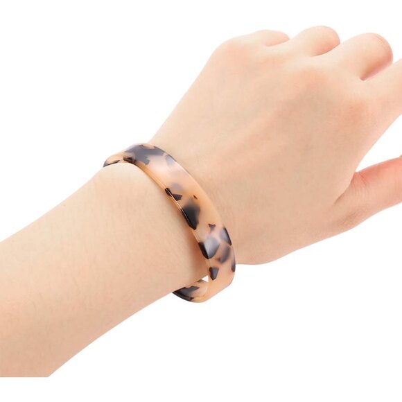 Contemporary Tortoise Shell Acrylic Cuff Bracelet - Fashionable & Adjustable - Picture 6 of 6